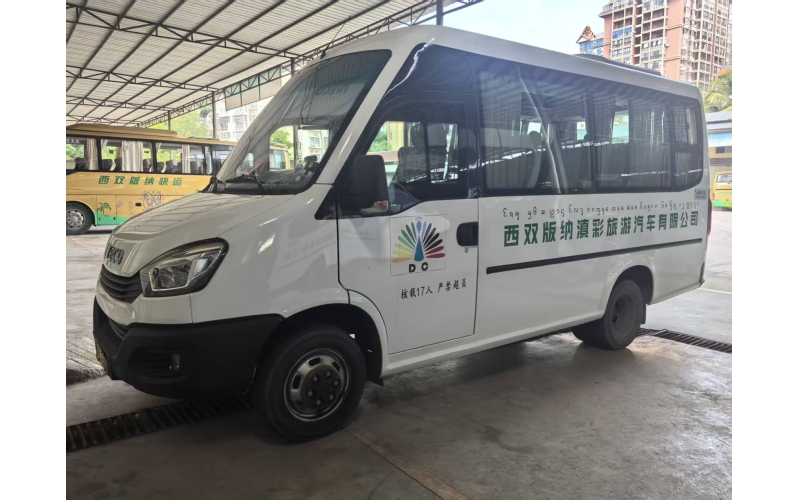 西双版纳滇彩旅游汽车有限公司依维柯豪华版轻客17座位商务车 直连电话：15368629599