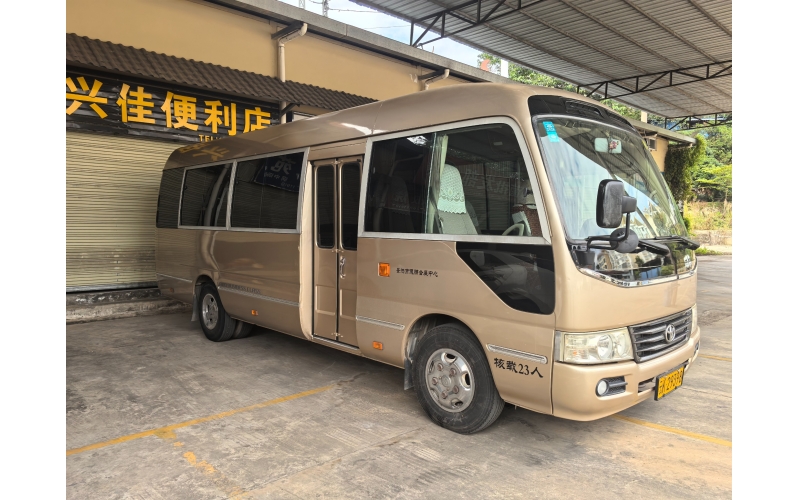 西双版纳景洪市佩锦会展中心会展中心正规旅游车丰田考斯特豪华版轻客23座位数商务车 直连电话：18988182196