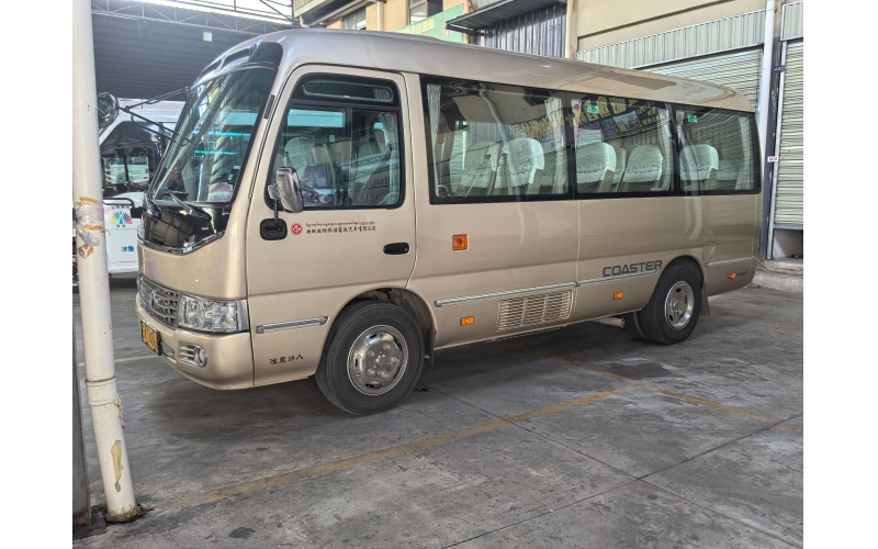 西双版纳旅游客运汽车有限公司 九龙豪华中巴 准乘18人 电话：13578167895