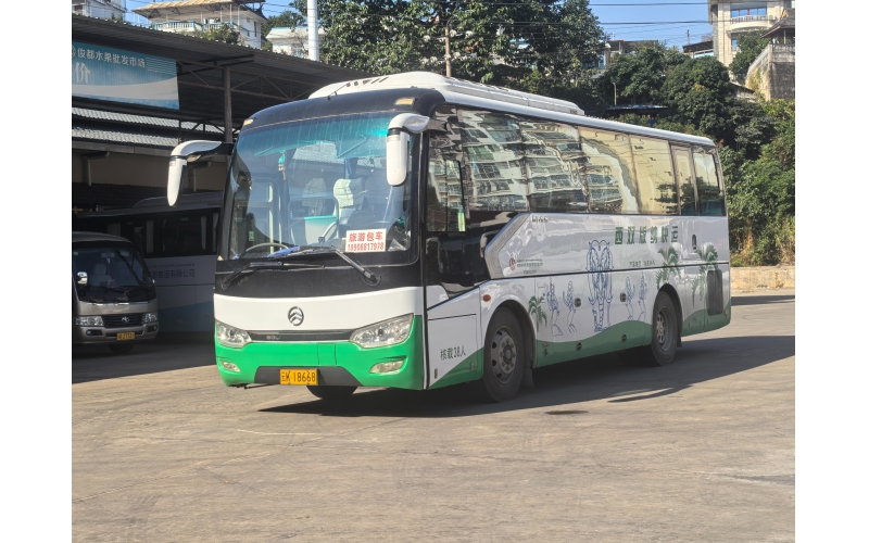 西双版纳昆曼运输有限责任公司  厦门金旅 核载38人豪华大巴车 电话：电话：18908817978